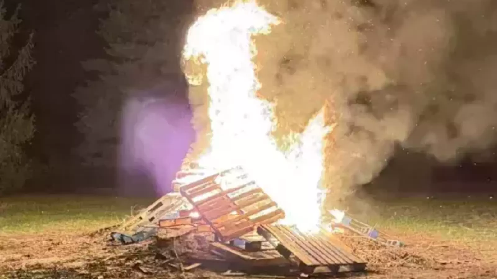 classics_2025_usc_bonfire.webp